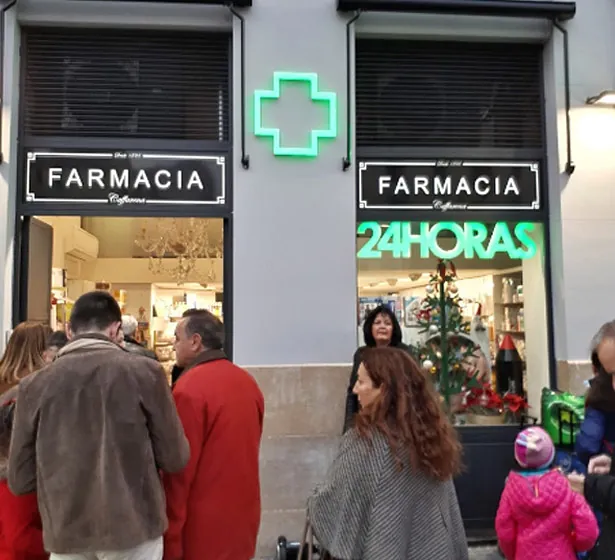 Farmacia Caffarena 24 Horas personas fuera de farmacia